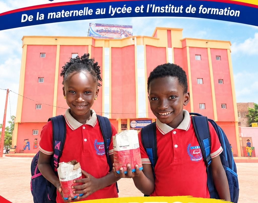 Visuel du CSMA : élèves en uniforme devant l’établissement