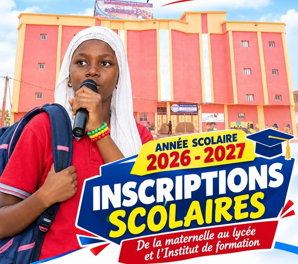 Élève au microphone devant le CSMA et annonce des inscriptions 2026–2027